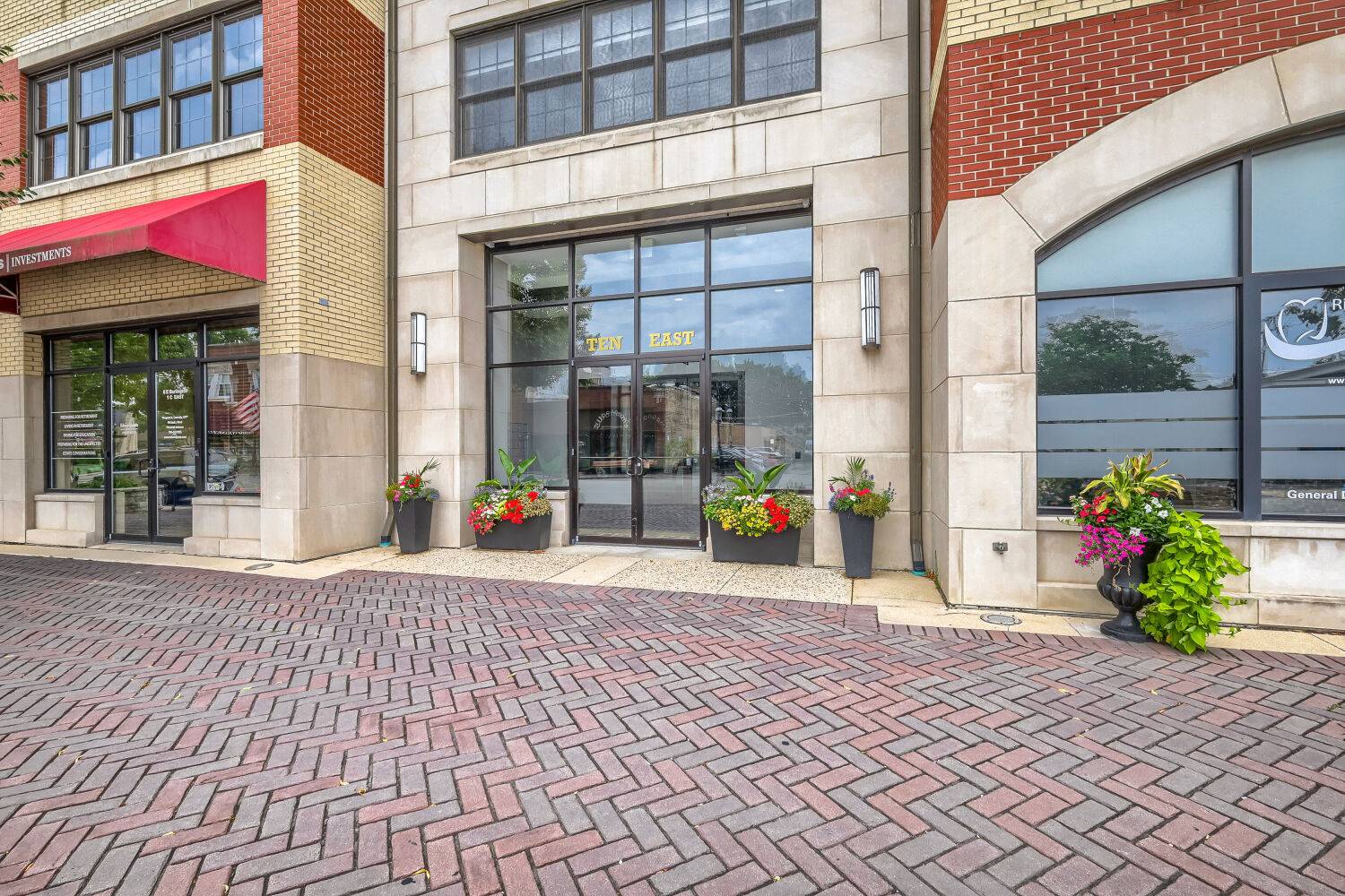10 E Burlington ST #3B, Riverside, IL 60546