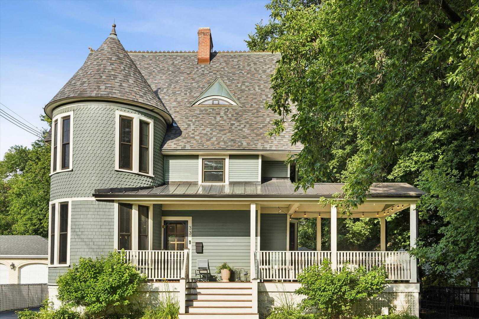 33 S Cowley RD, Riverside, IL 60546