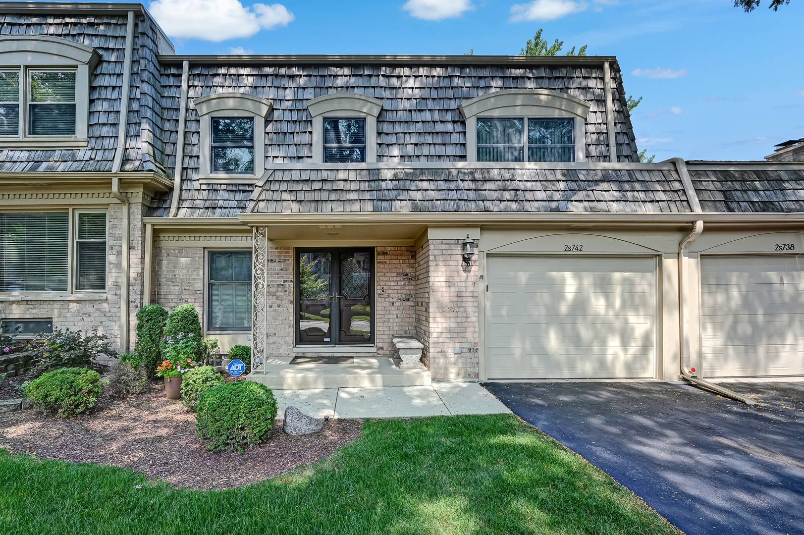 2S742 Avenue Cherbourg, Oak Brook, IL 60523