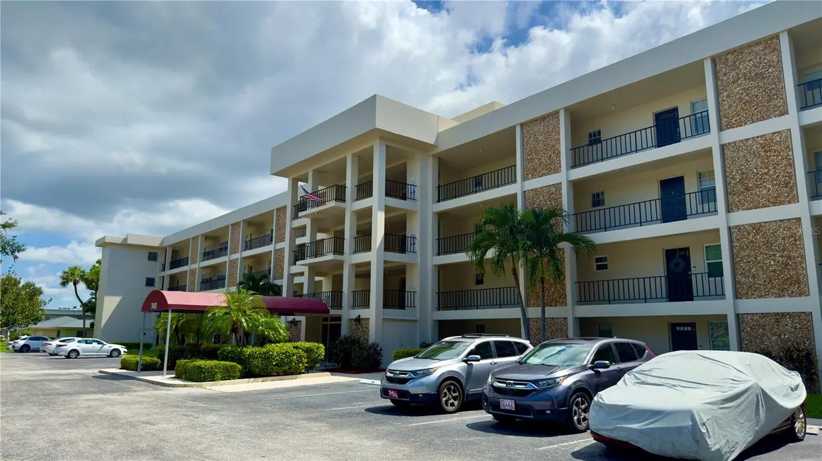 7461 W COUNTRY CLUB DR N #306, Sarasota, FL 34243