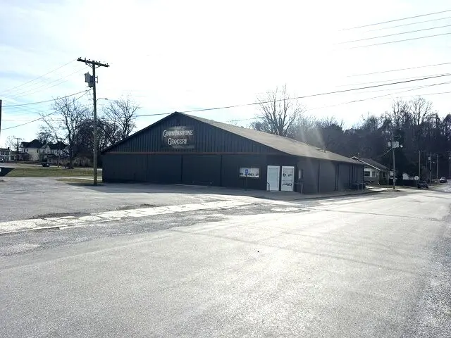 120 S Monroe ST, Golconda, IL 62938