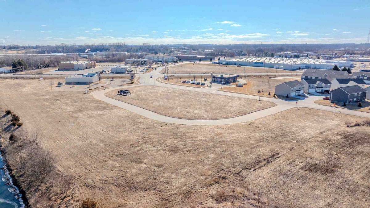 2420-2490 Lillian WAY, Clinton, IA 52732