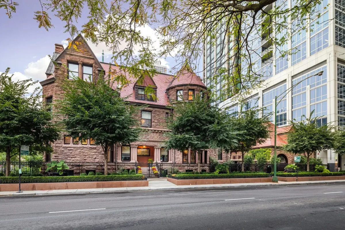915 N DEARBORN ST, Chicago, IL 60610