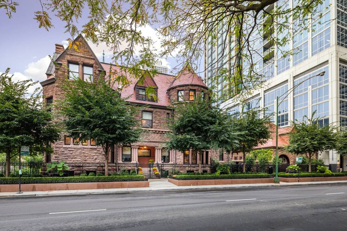 915 N DEARBORN ST, Chicago, IL 60610