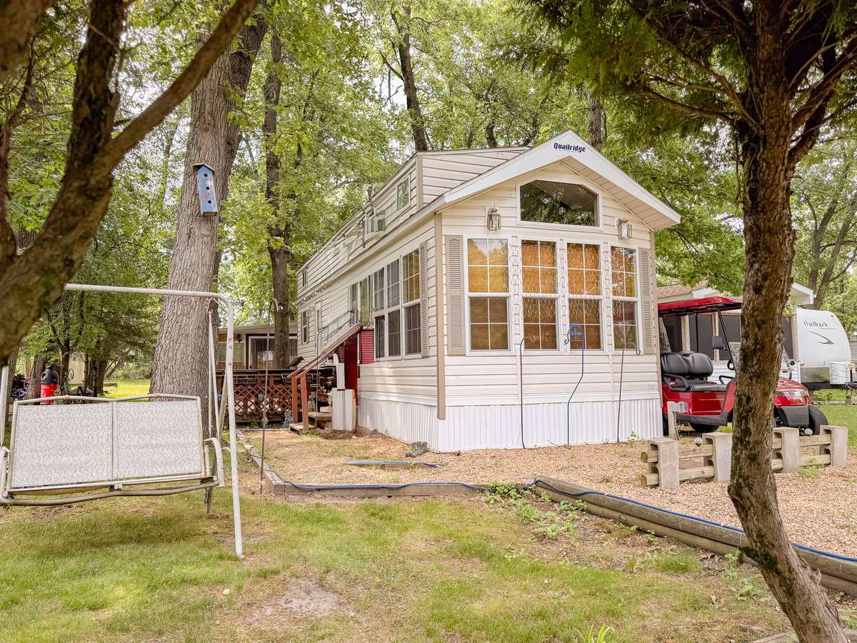 9/200 Woodhaven, Sublette, IL 61367