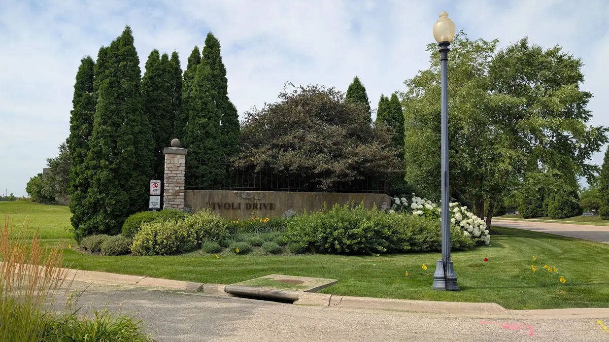 906 Tivoli DR, Rockford, IL 61107