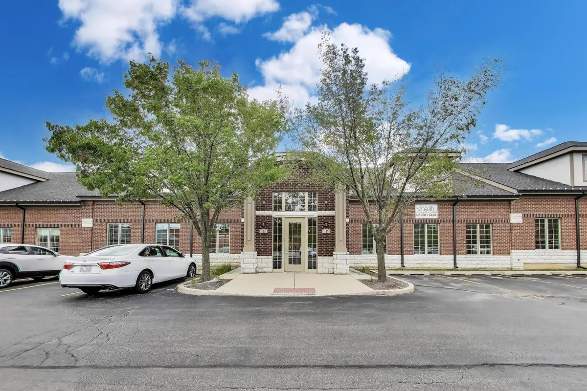 135 W Rand RD, Arlington Heights, IL 60004