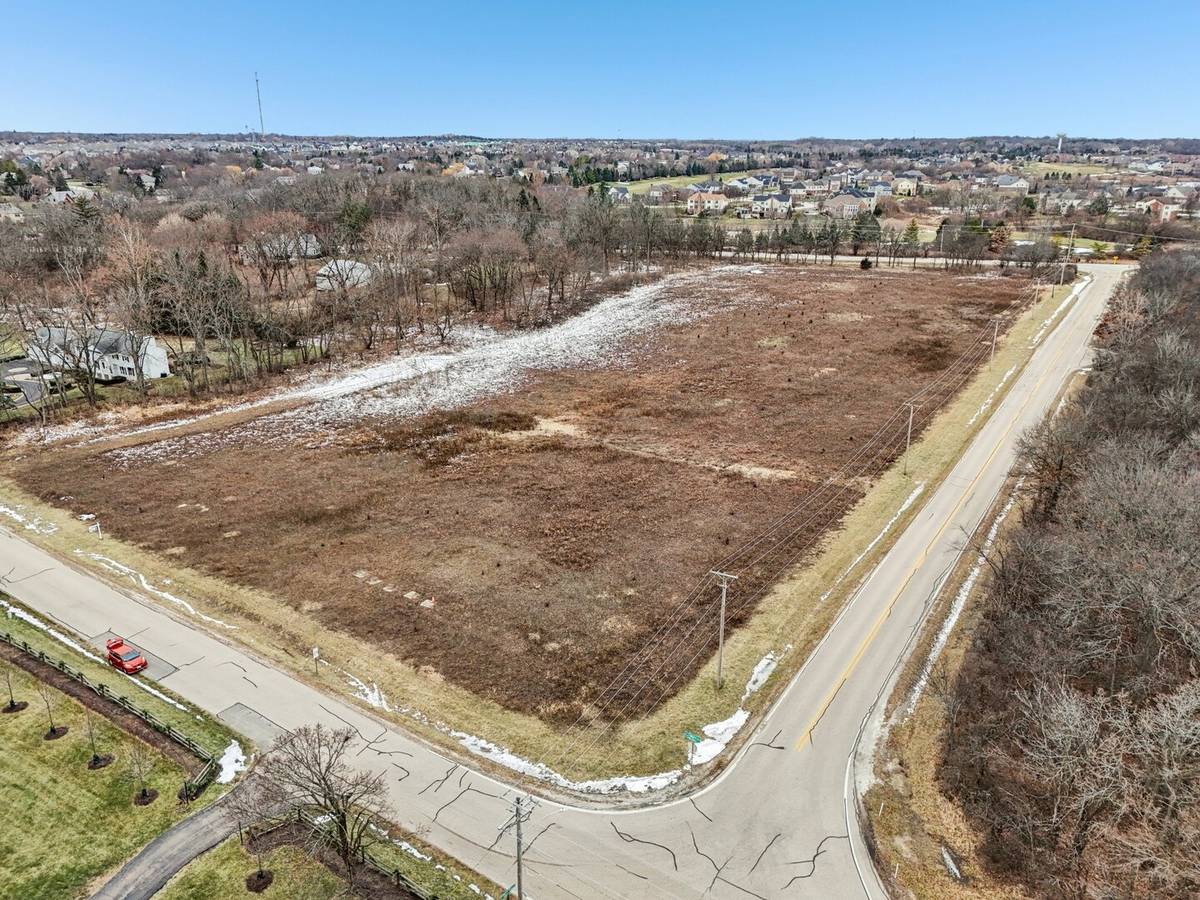 21707 W Lakeview Pkwy, Mundelein, IL 60060