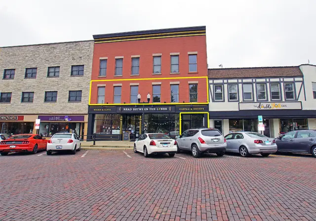 111 E Van Buren ST #A, Woodstock, IL 60098