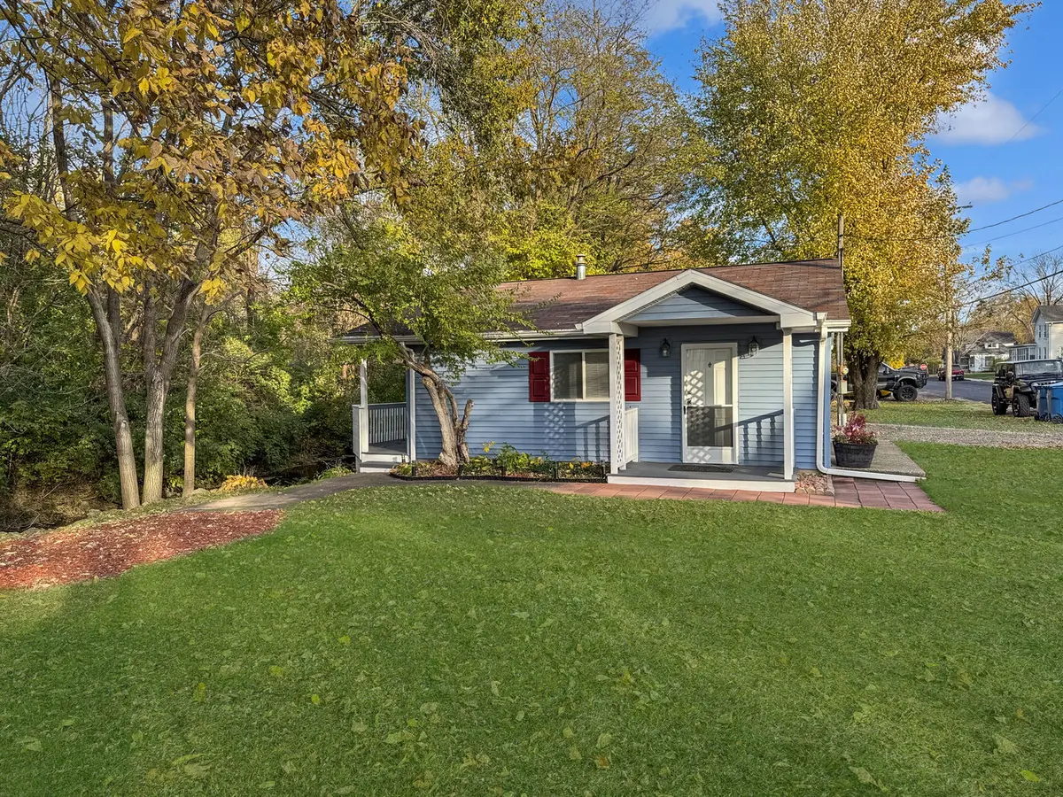 200 E Grove ST, Utica, IL 61373