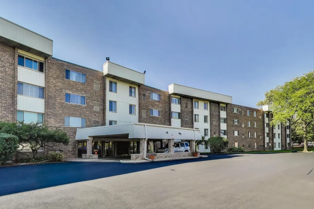 841 N York ST #109, Elmhurst, IL 60126