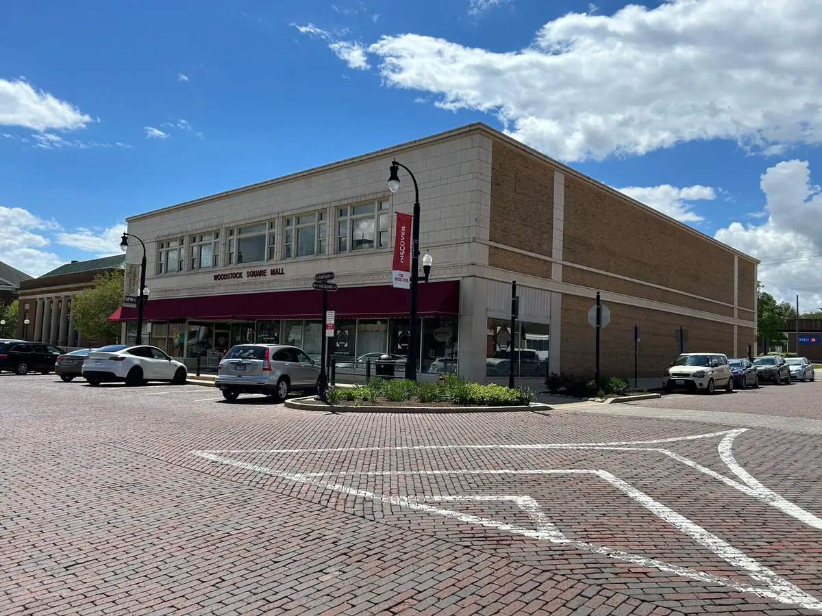 110 S Johnson ST, Woodstock, IL 60098