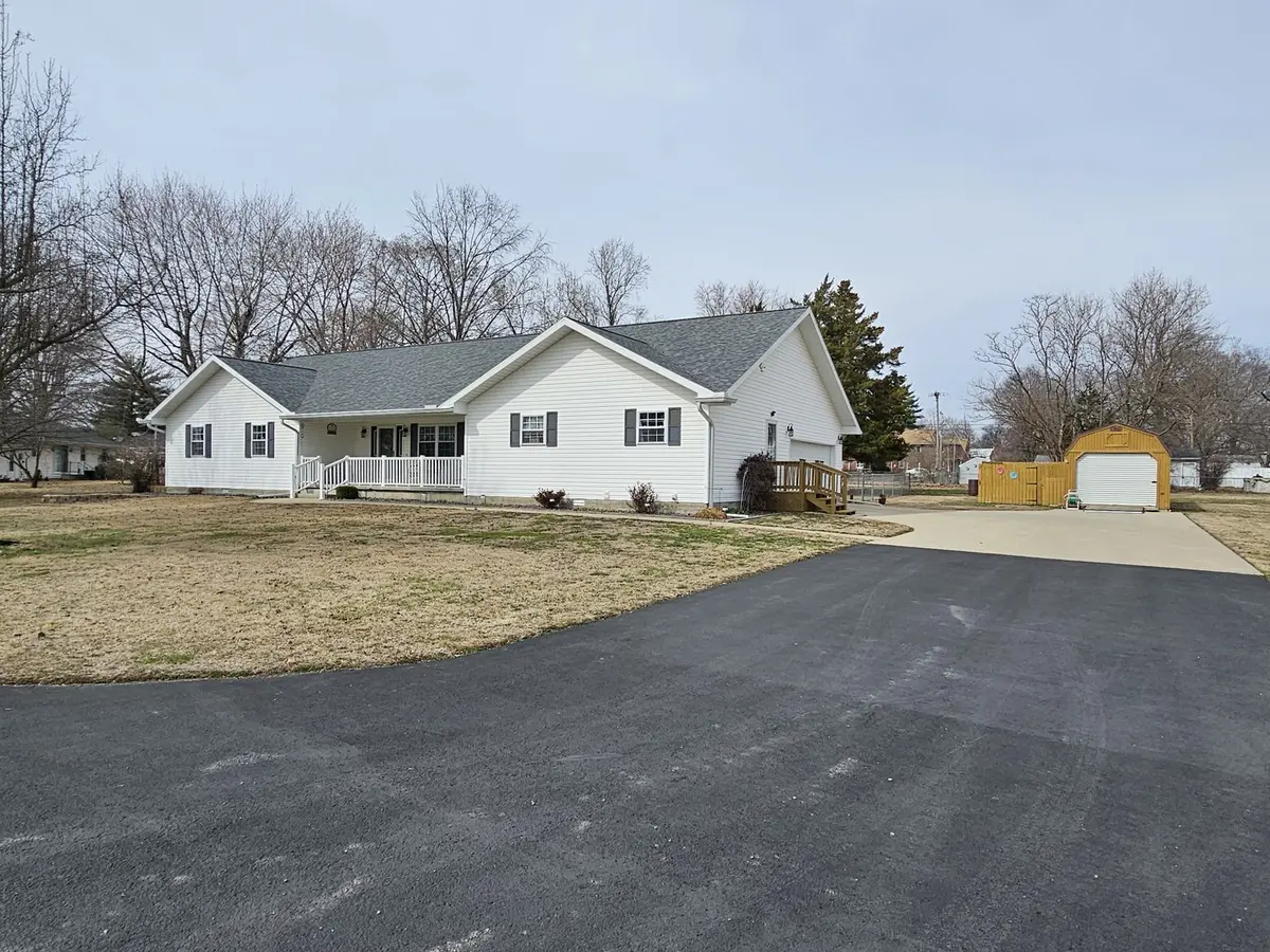 204 W Greenwalt ST, Wayne City, IL 62895