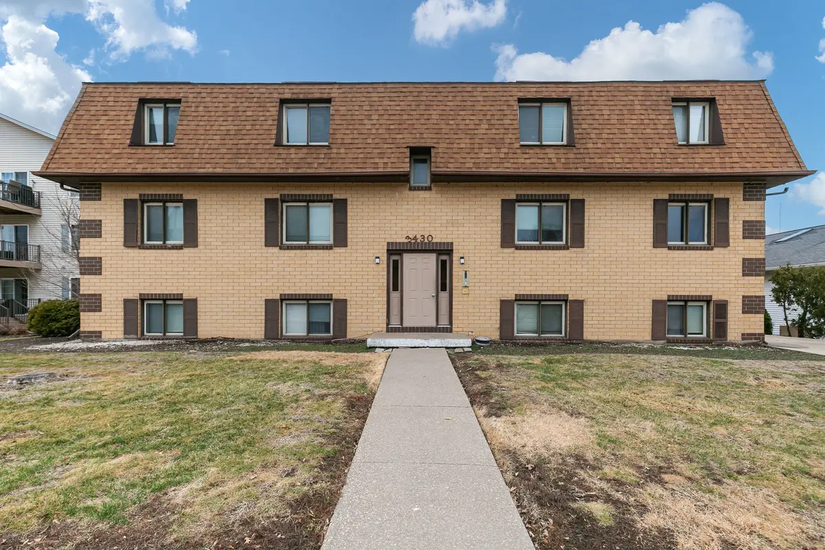 3430 Holiday CT #4, Bettendorf, IA 52722