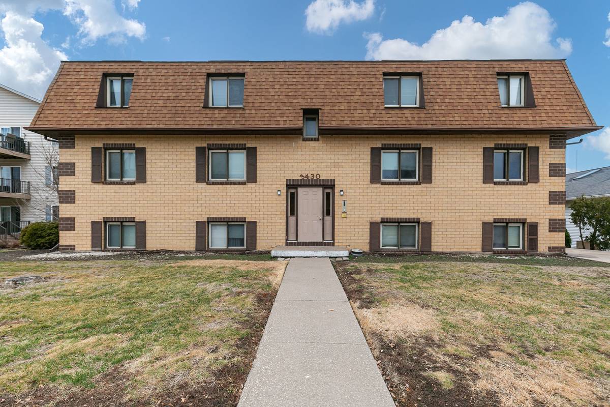 3430 Holiday CT #4, Bettendorf, IA 52722