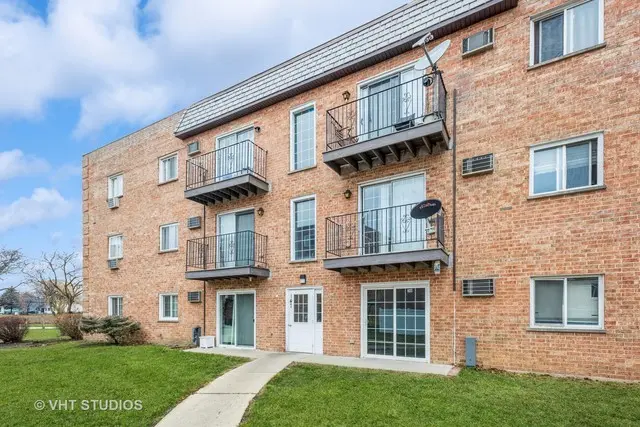 147 W Elk TRL #345, Carol Stream, IL 60188