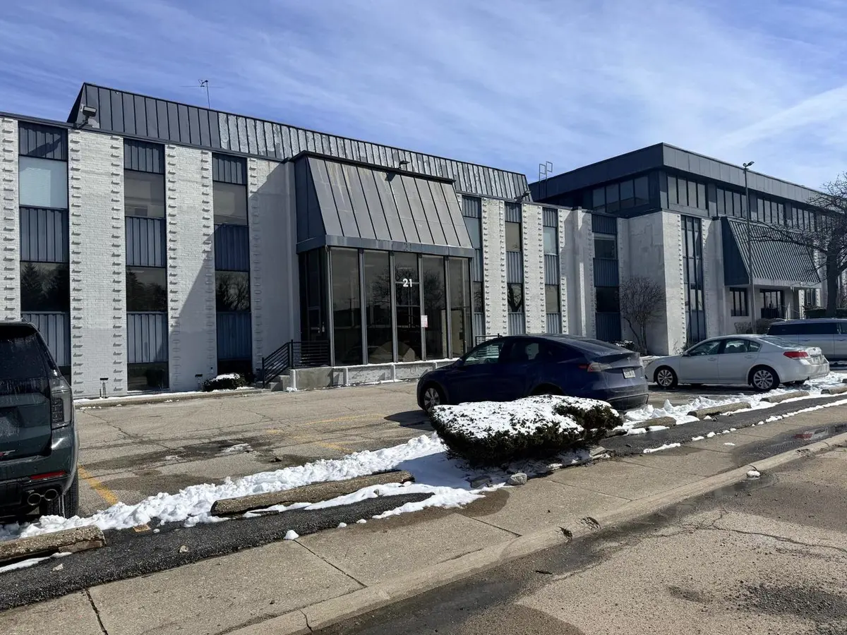 21 N Skokie HWY N #204, Lake Bluff, IL 60044
