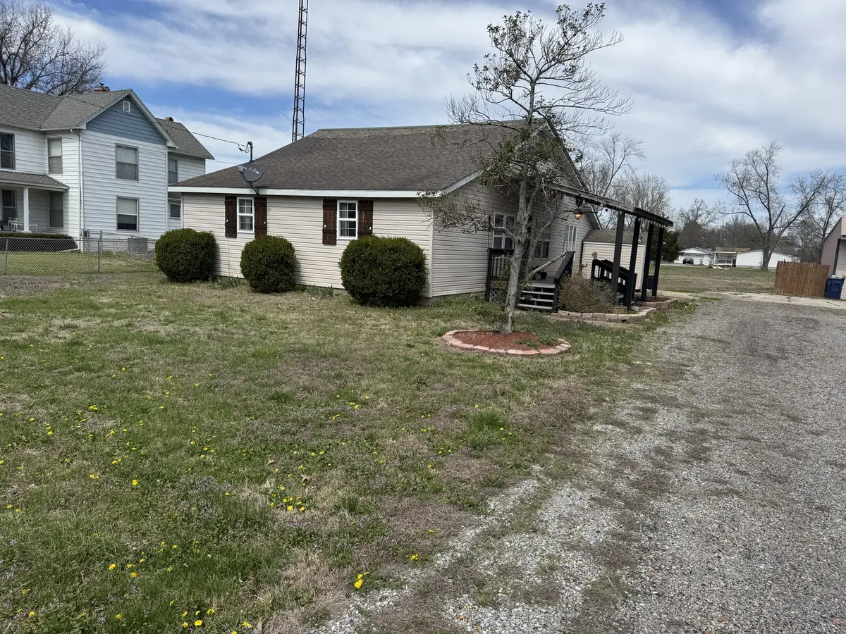 303 W Main ST W, Ewing, IL 62836