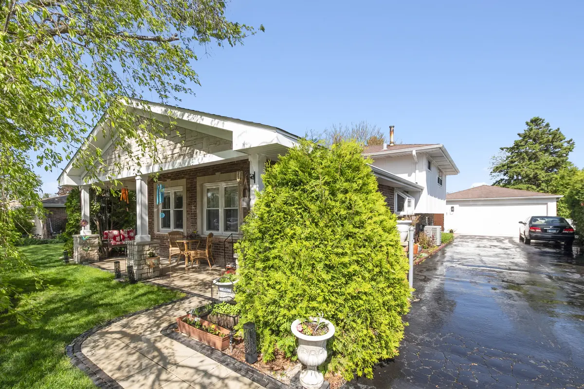 7437 Garden LN, Justice, IL 60458