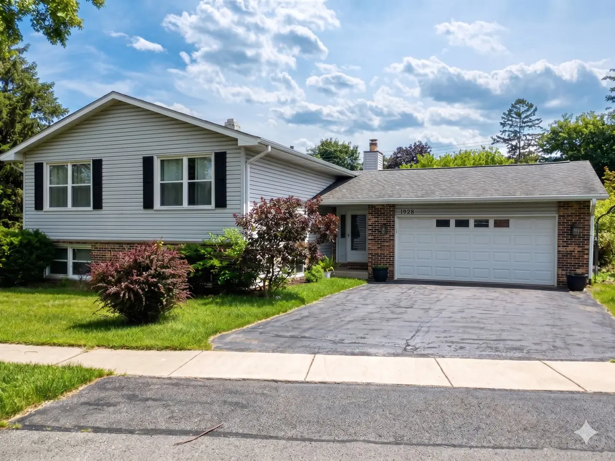 1928 N High Grove LN, Palatine, IL 60074
