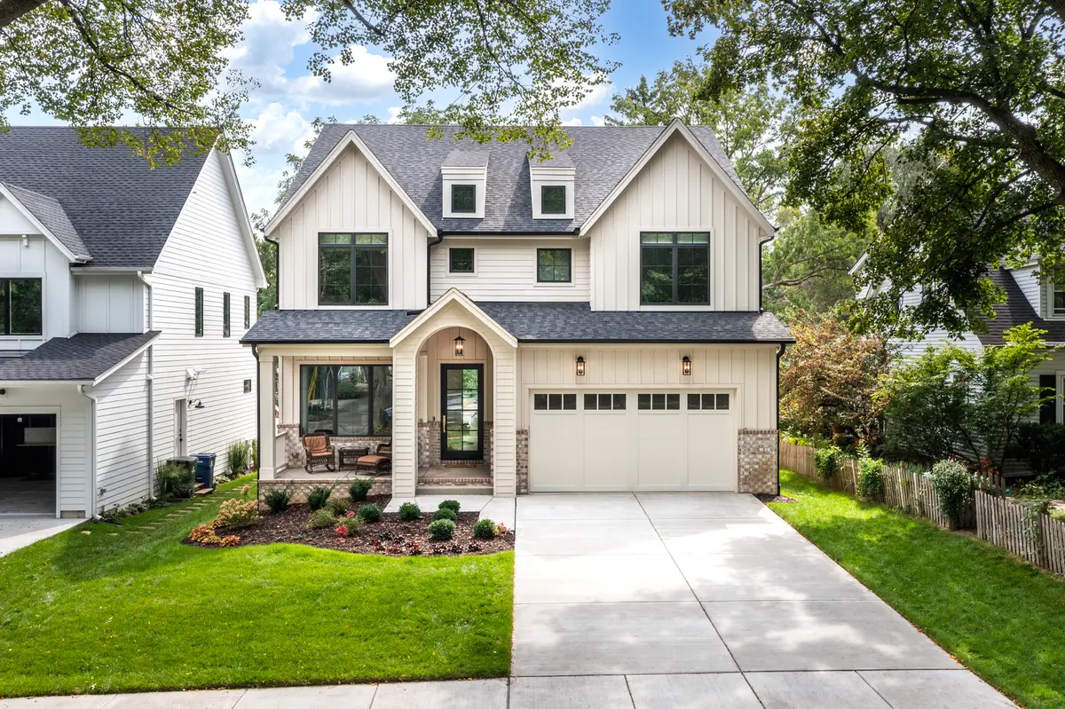 660 N Eagle ST, Naperville, IL 60563