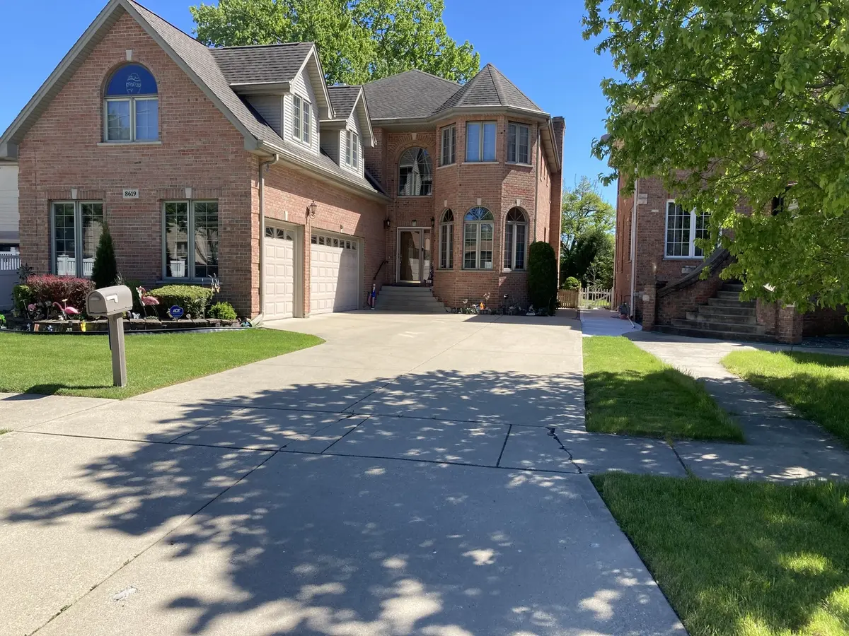 8619 W Sunset RD, Niles, IL 60714