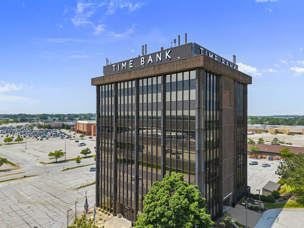 100 E Kimberly RD #100, Davenport, IA 52806