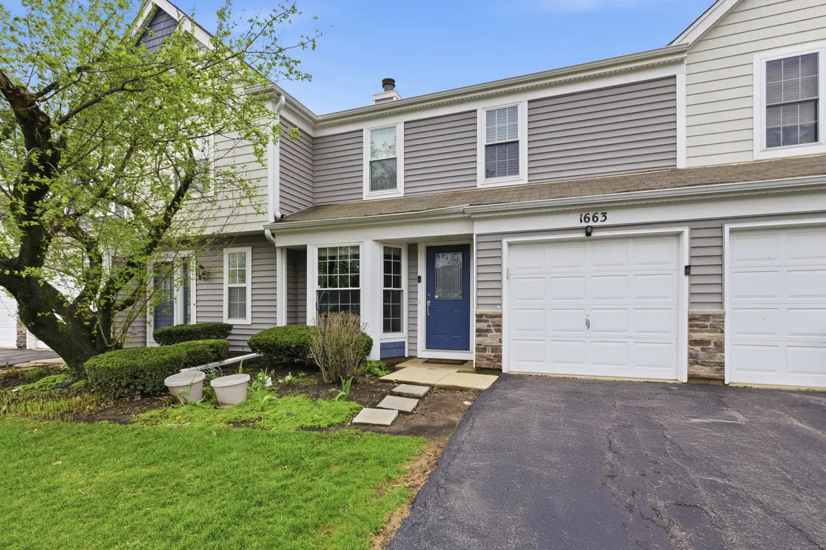 1663 College Green DR, Elgin, IL 60123