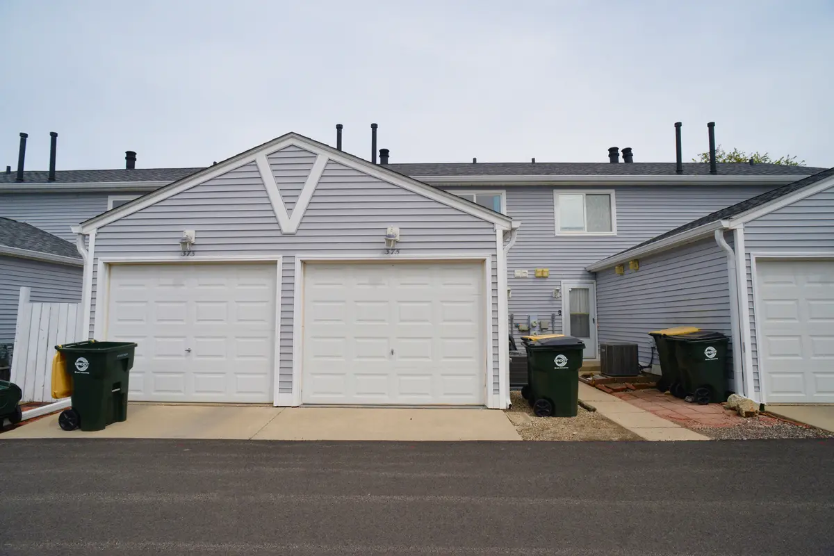 375 Meadow Green LN, Round Lake Beach, IL 60073