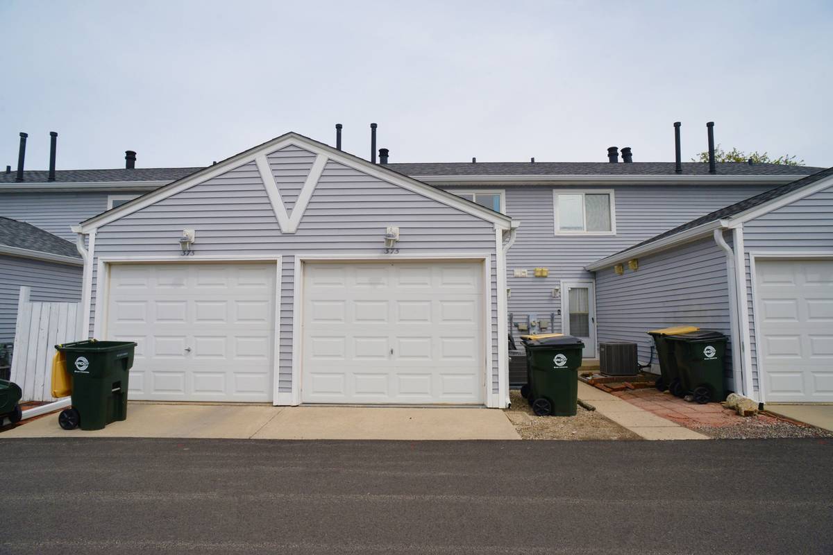 375 Meadow Green LN, Round Lake Beach, IL 60073
