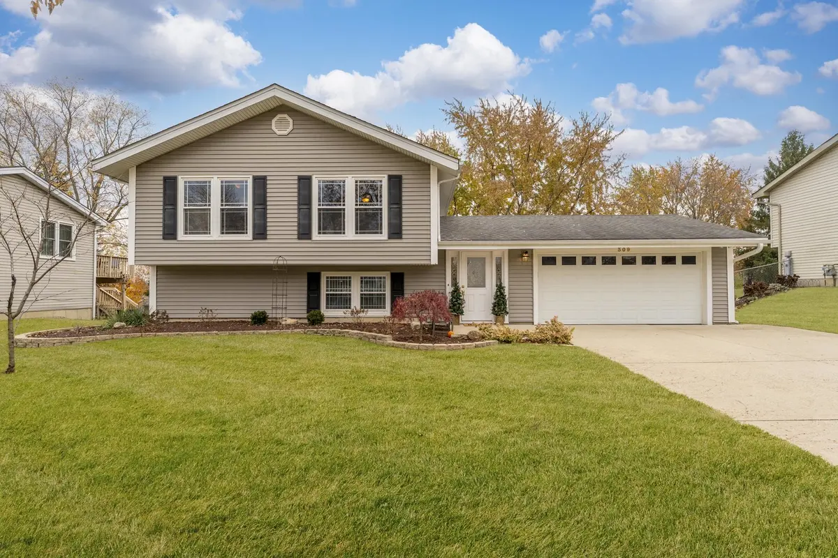 309 Plymouth LN NW, Bloomingdale, IL 60108