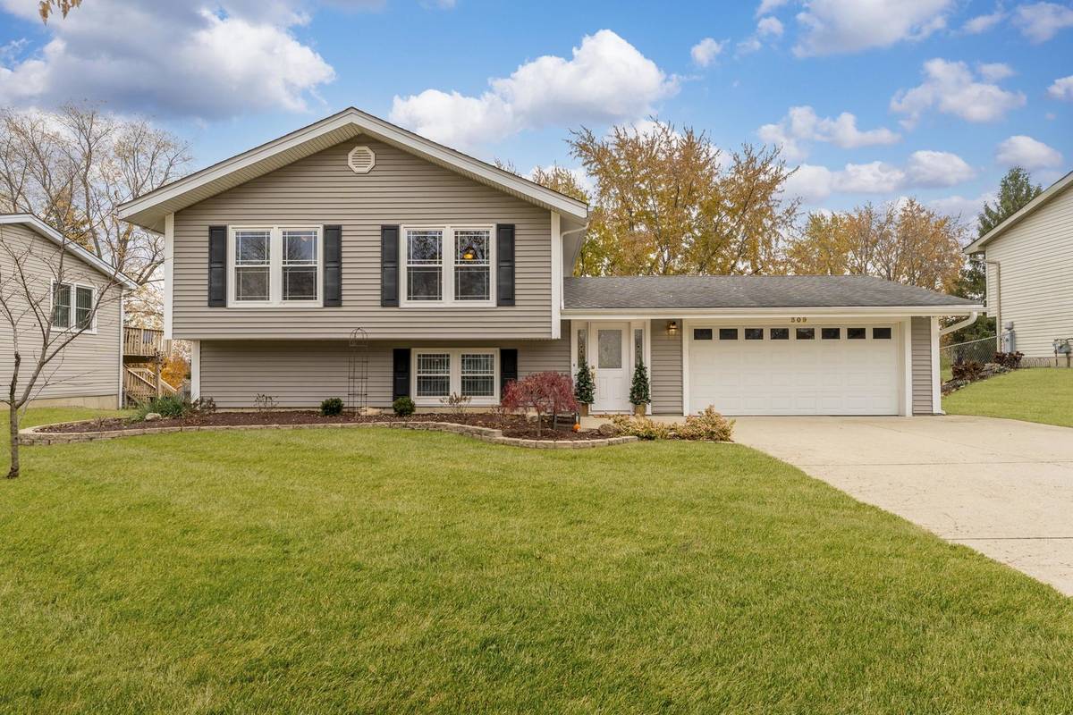 309 Plymouth LN NW, Bloomingdale, IL 60108