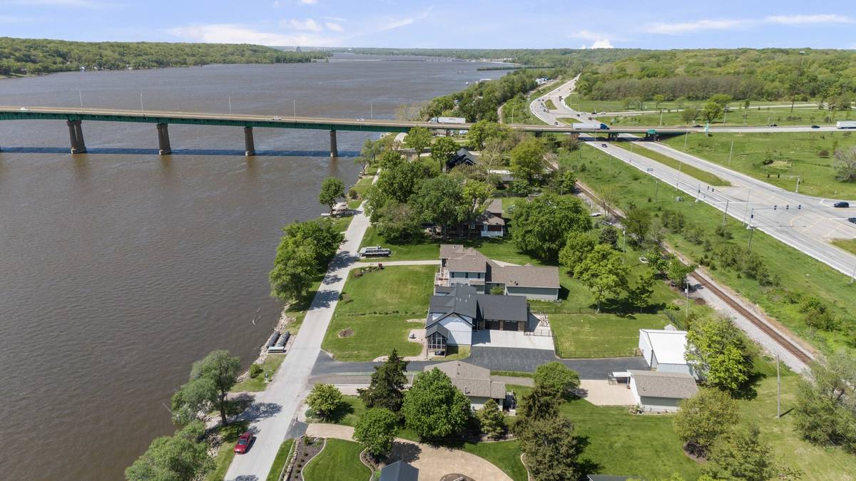 1401 Canal Shore DR, Leclaire, IA 52753
