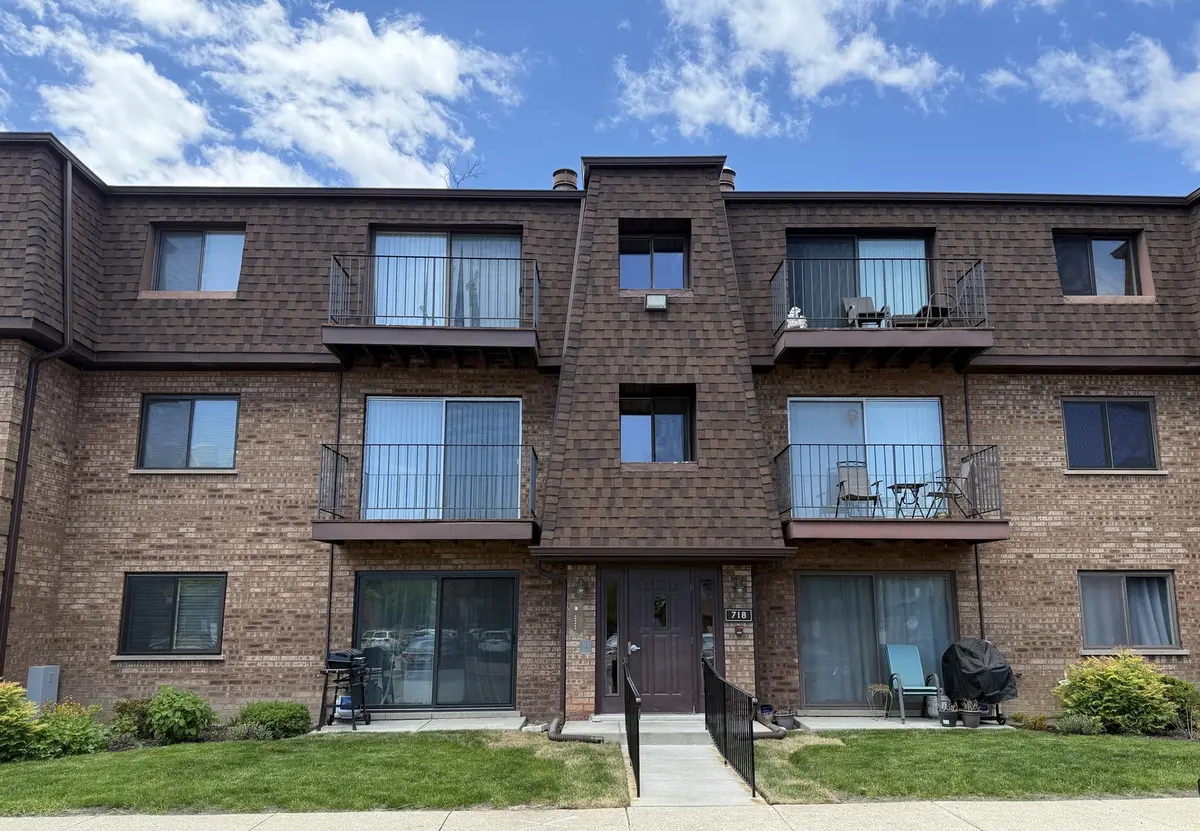 718 Cobblestone CIR #C, Glenview, IL 60025