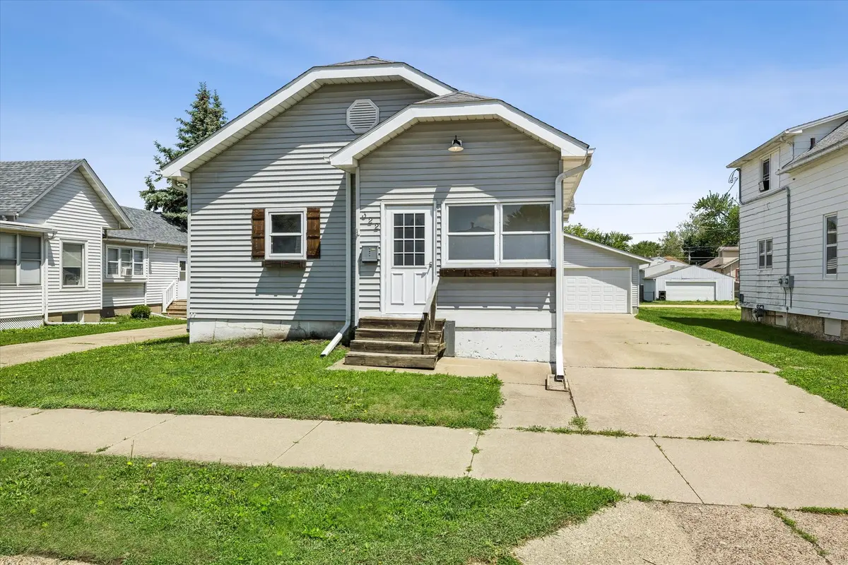 322 6th AVE N, Clinton, IA 52732