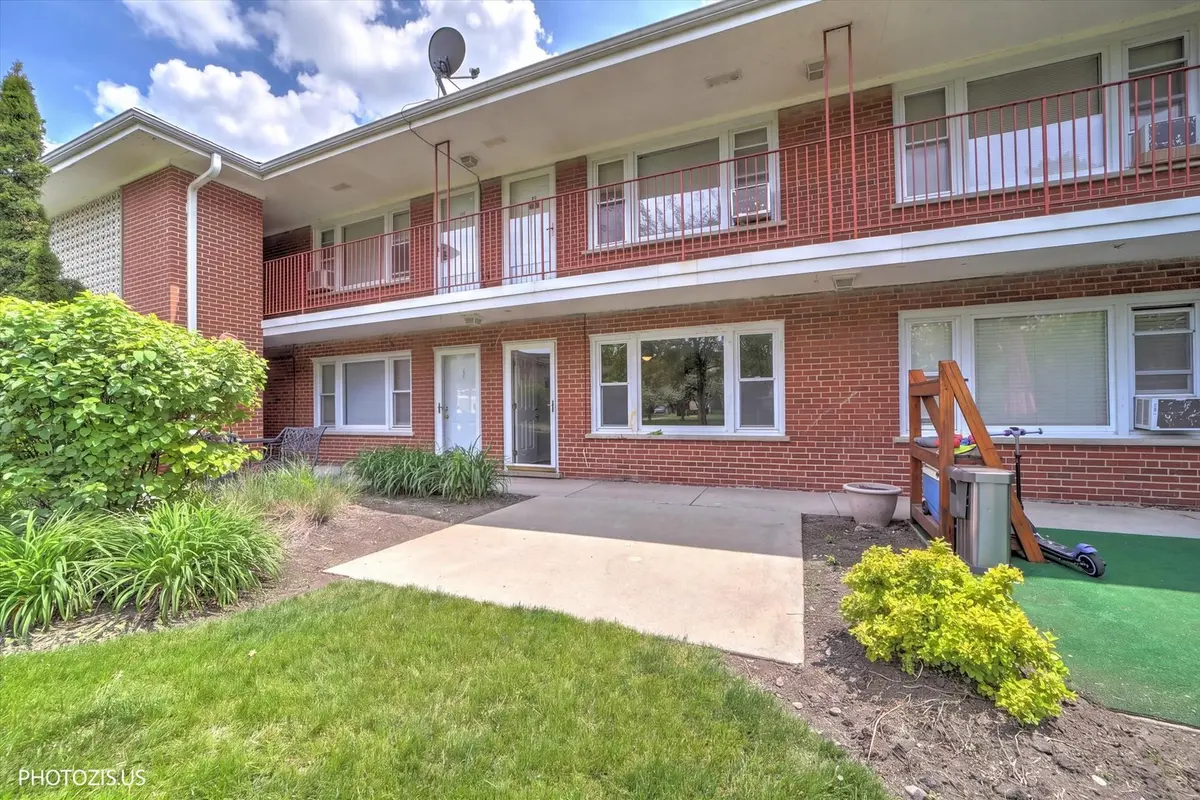 1111 Holiday LN #3, Des Plaines, IL 60016