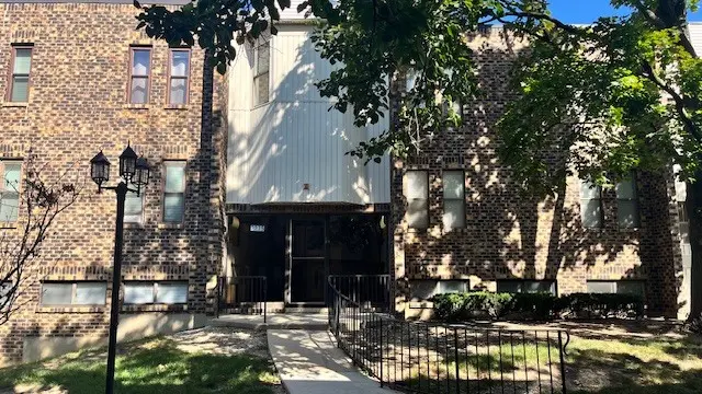 2275 Country Club DR #11, Woodridge, IL 60517