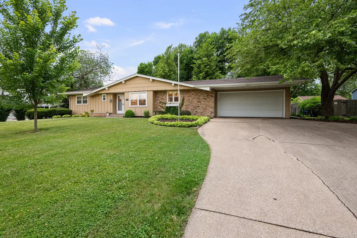 4326 El Rancho DR, Davenport, IA 52806