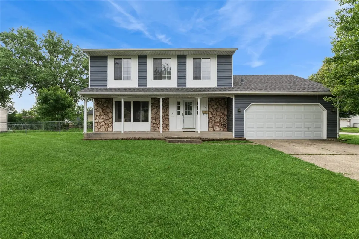 715 Newport N, Roselle, IL 60172