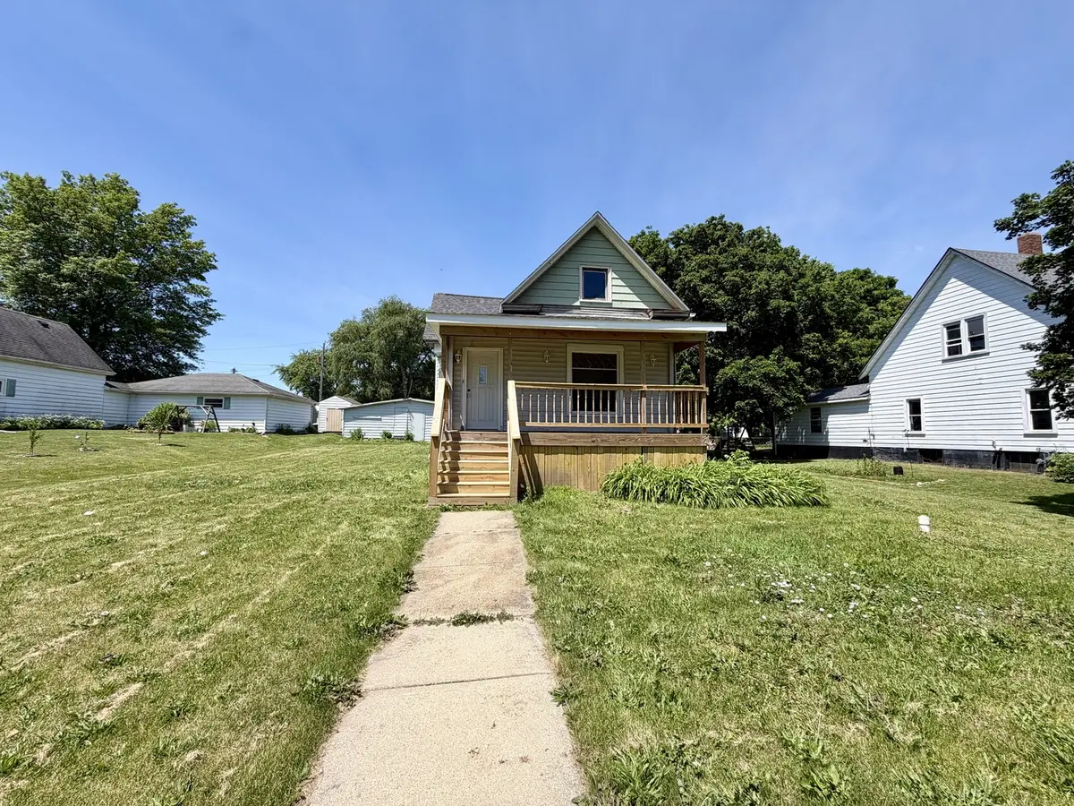 38 Maple ST, Saunemin, IL 61769