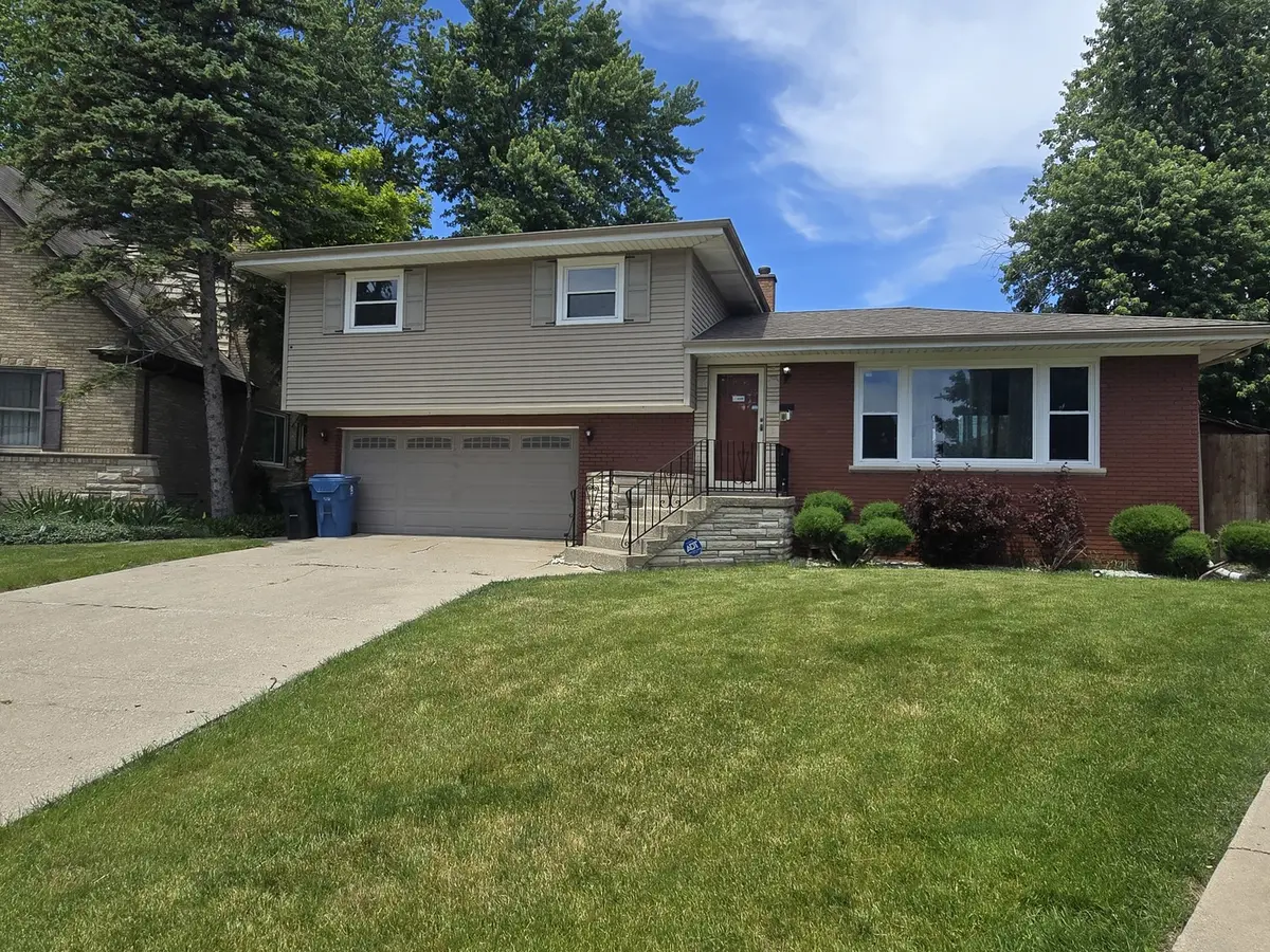 309 Streamside DR, Harvey, IL 60426