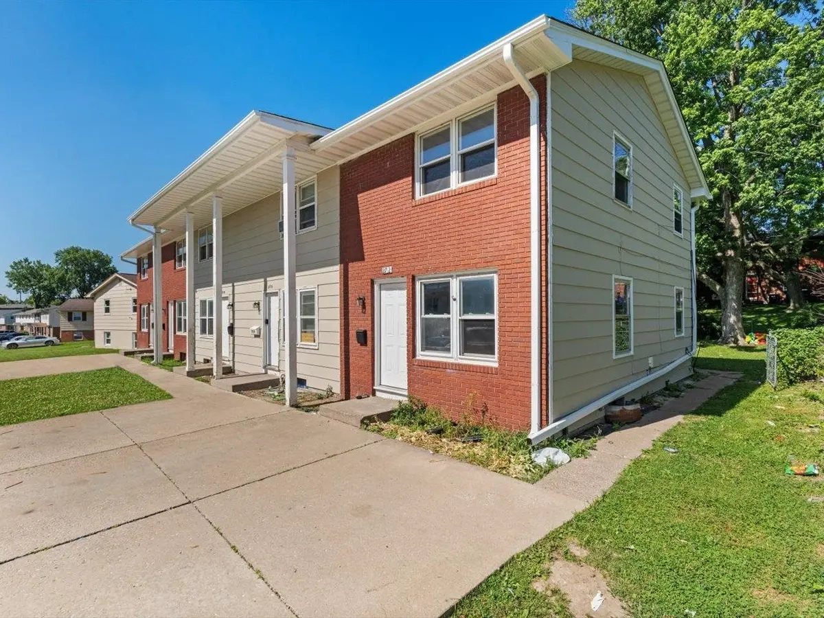 2704 Magnolia DR, Bettendorf, IA 52722