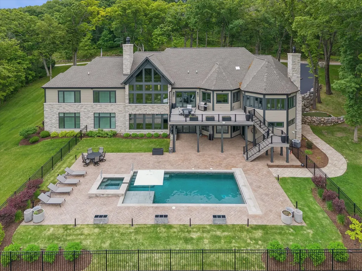 3873 Carlisle DR, Crystal Lake, IL 60012