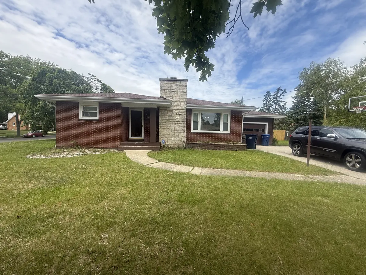 820 Cedar AVE, Waukegan, IL 60085