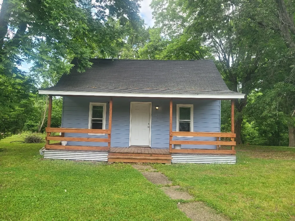 301 E Olive ST, Mcleansboro, IL 62859