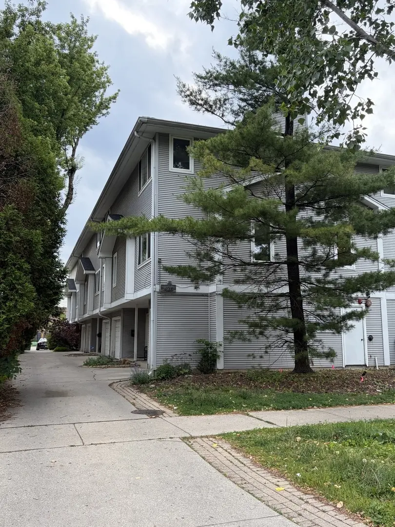 425 S Harvey AVE #E, Oak Park, IL 60302