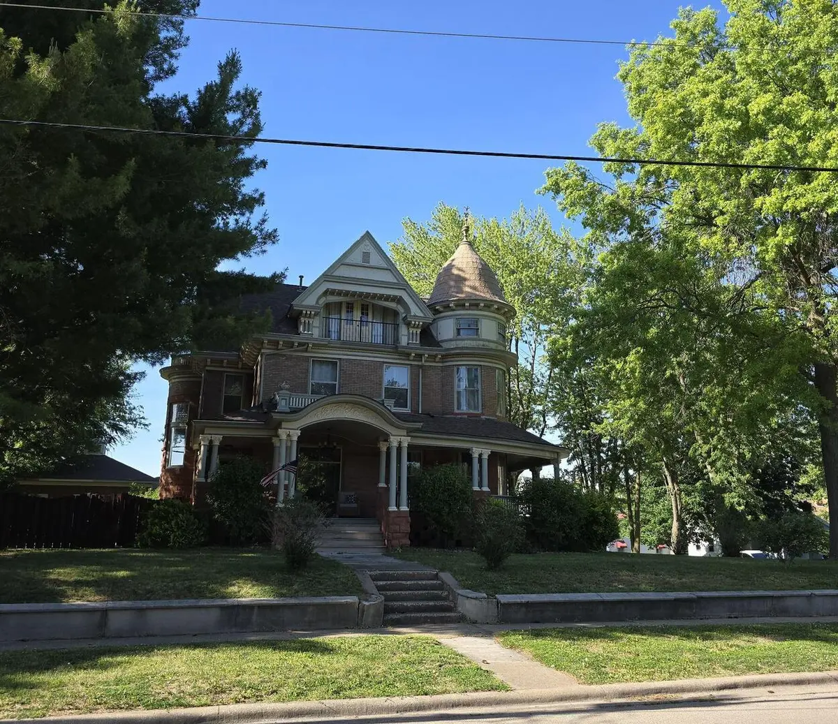 320 E 2nd AVE, Monmouth, IL 61462