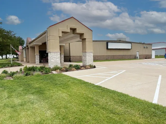 400 S 16th AVE, Eldridge, IA 52748