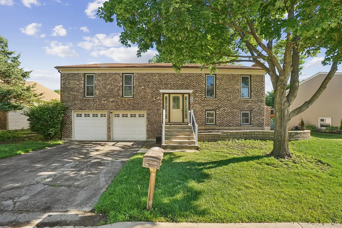 532 Iroquois TRL, Carol Stream, IL 60188