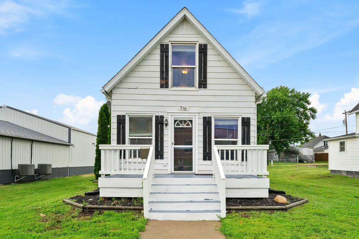 716 10TH ST, De Witt, IA 52742
